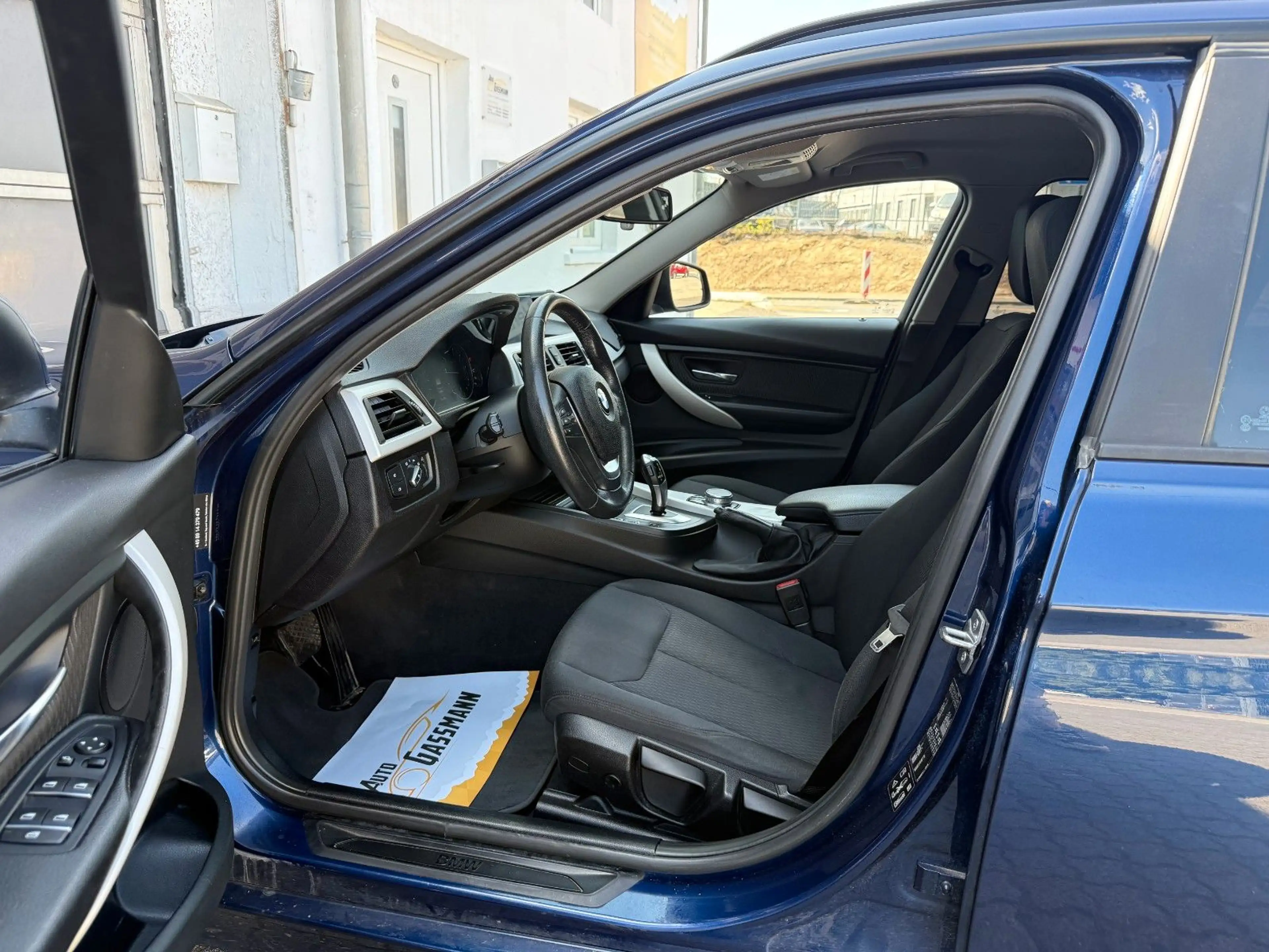 BMW 320 i xDrive Advantage LED Navi Automatik EU6 Tüv — photo 15