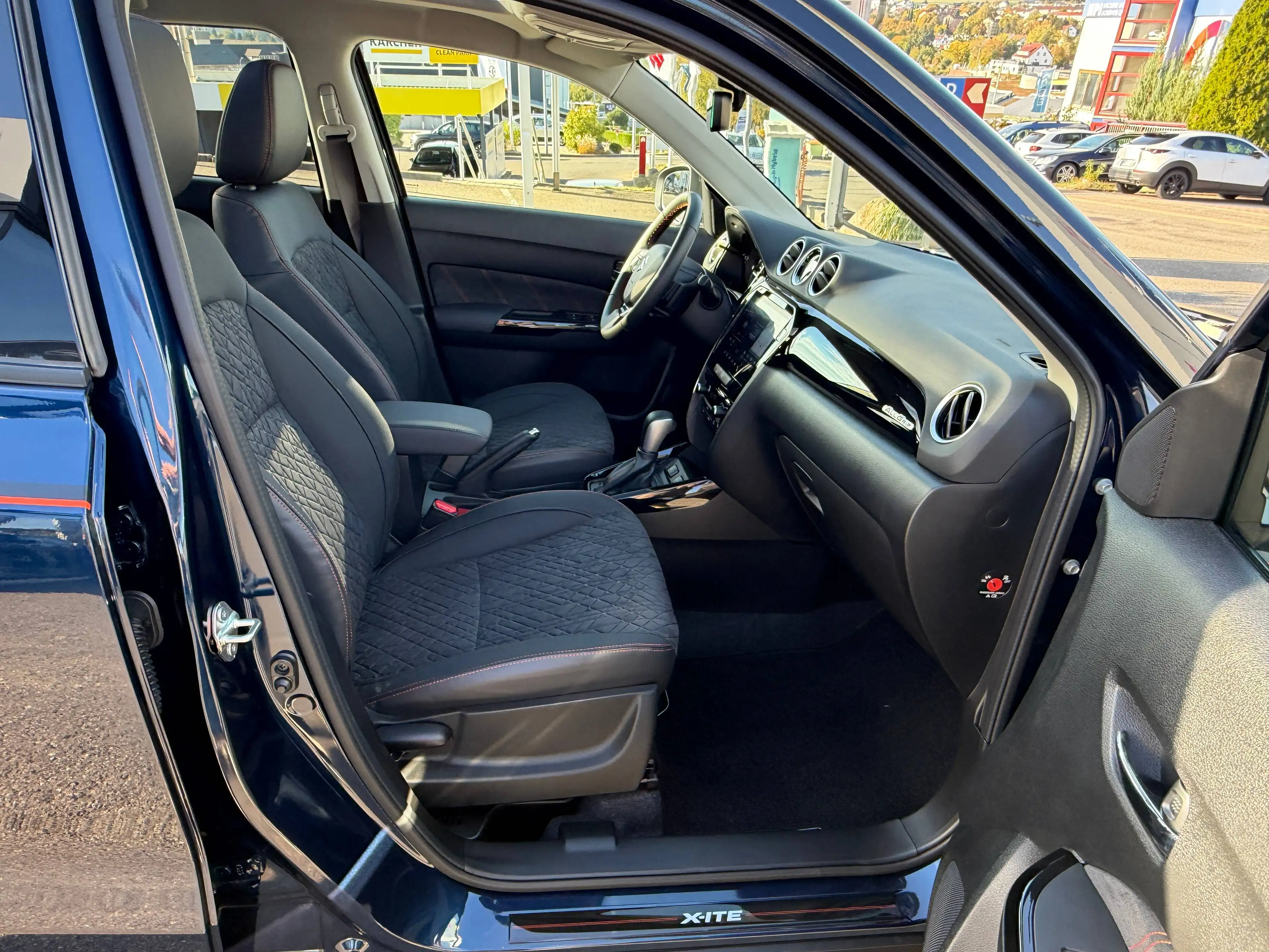 Suzuki Vitara 1.4 Hybrid Allrad Comfort+ X-ITE Automatik Schiebedach Kamera Sitzheizung Navigation KEIN RE-IMPORT — photo 6
