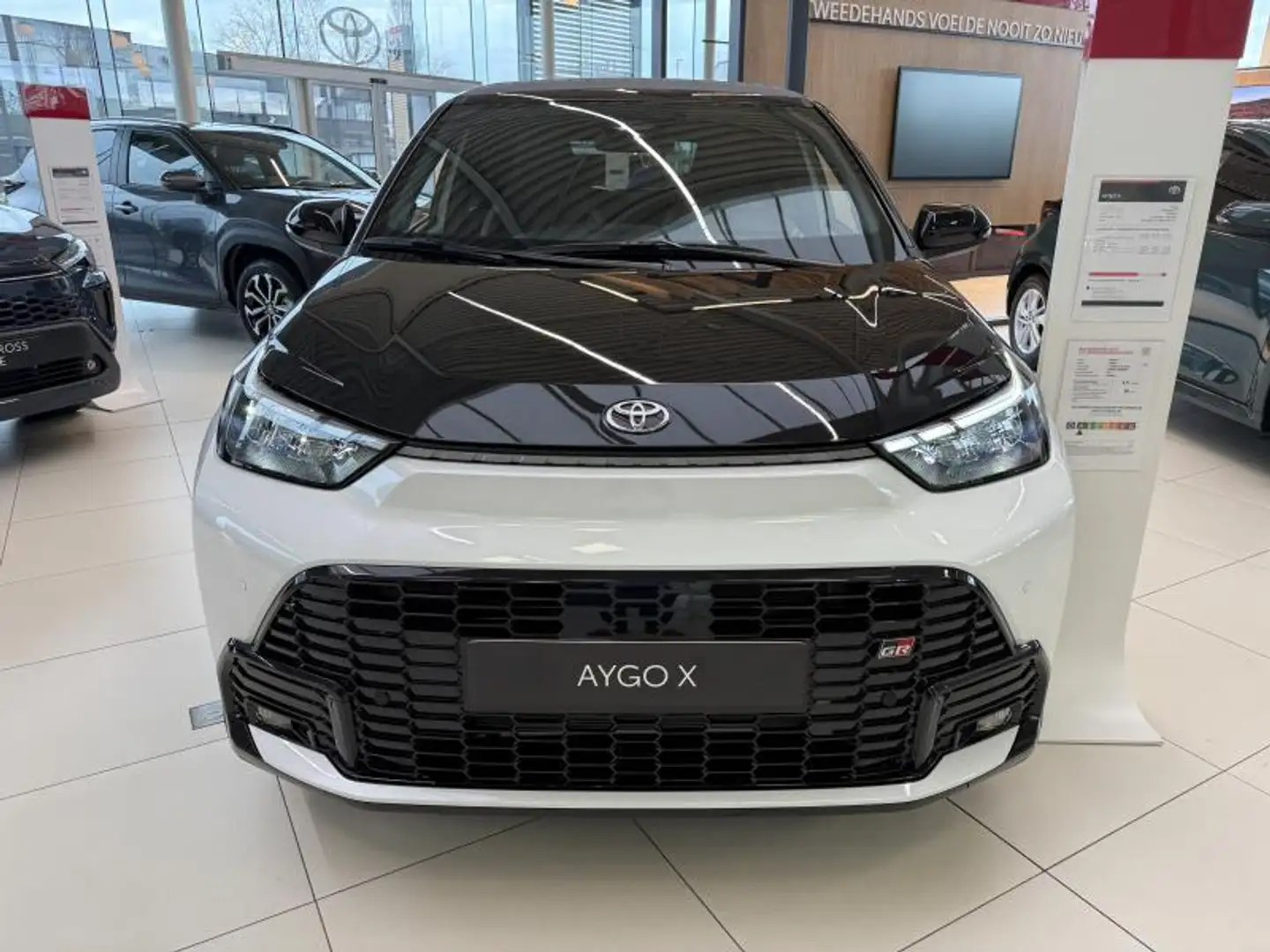 Toyota Aygo X 1.5 Hybrid GR Sport + Premium Pack Weiß - 2