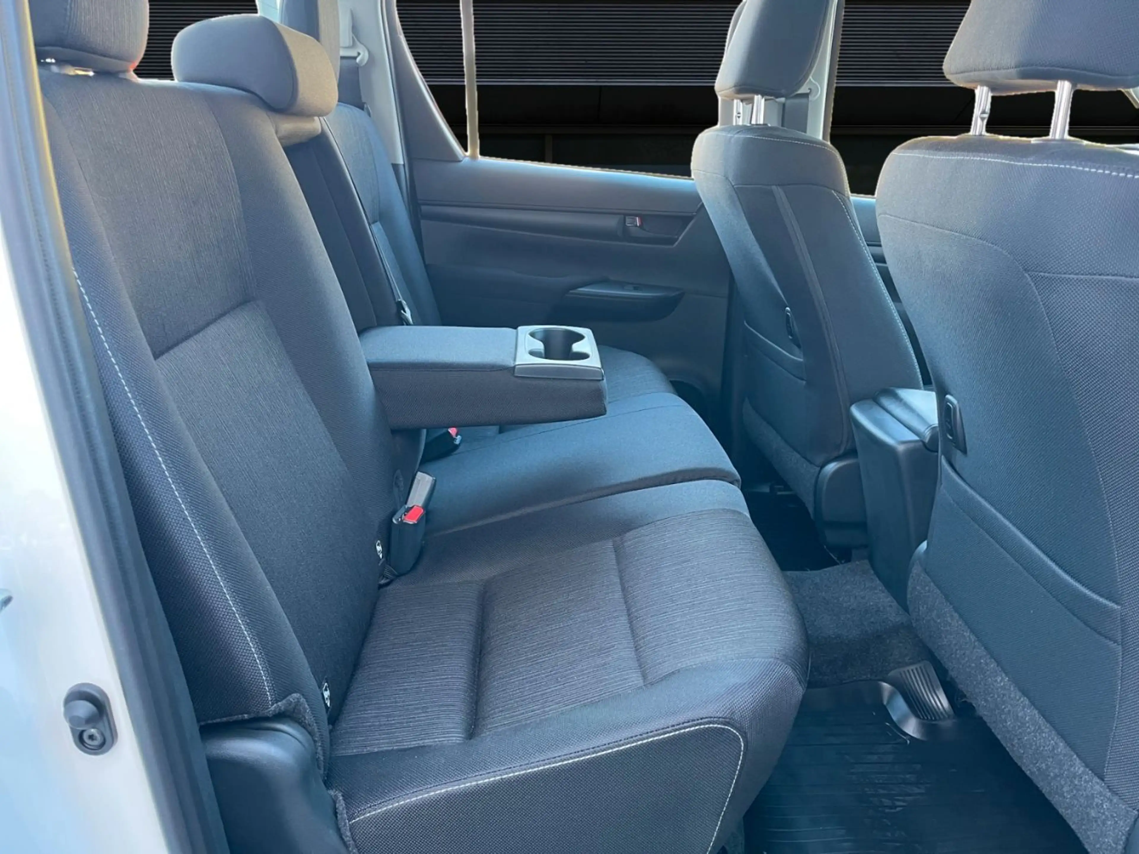 Toyota Hilux 2.4 D-4D 4WD DoKa Aut. Klima+AppLink+Kamer — photo 13