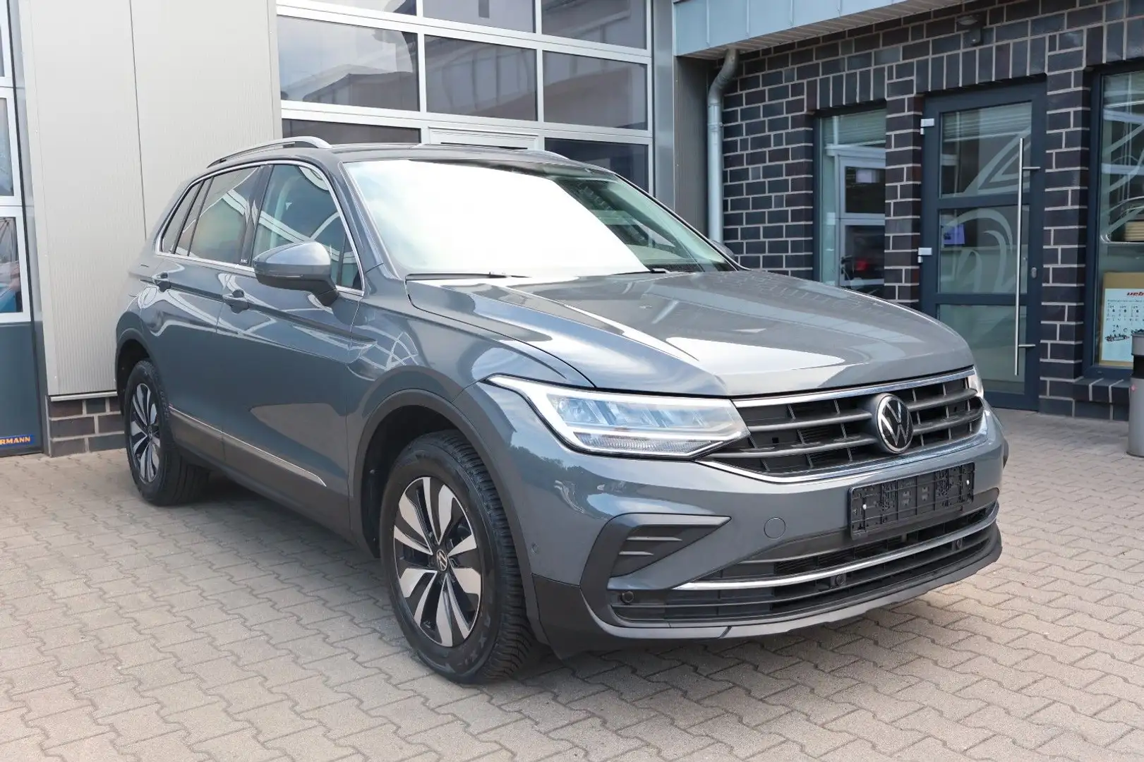 Volkswagen Tiguan Move Automatik/AHK/LED/ACC/Allwetterreife Grau - 1
