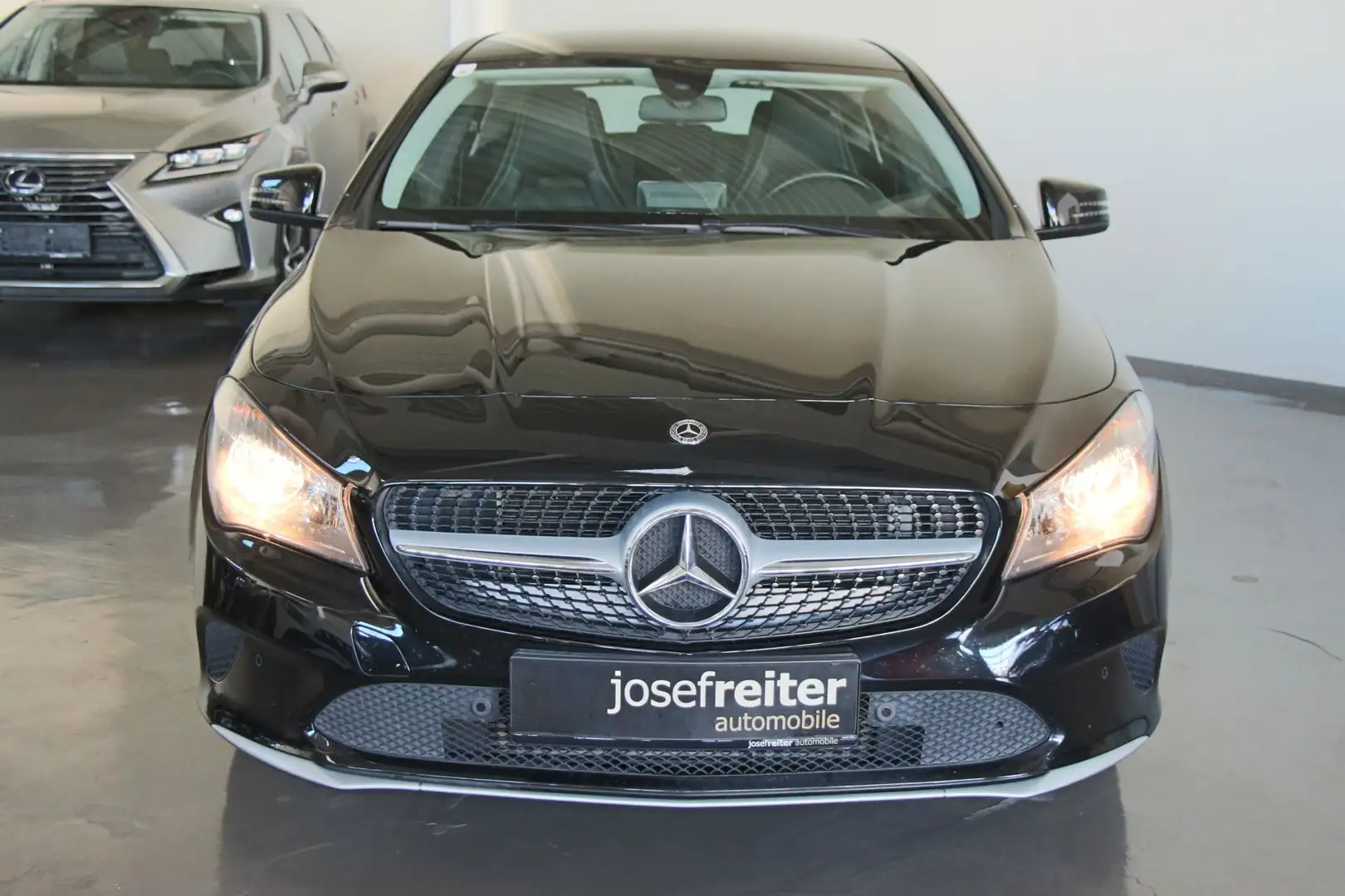 Mercedes-Benz CLA 180 d Shooting Brake / NAVI/PARKASSIST Schwarz - 2