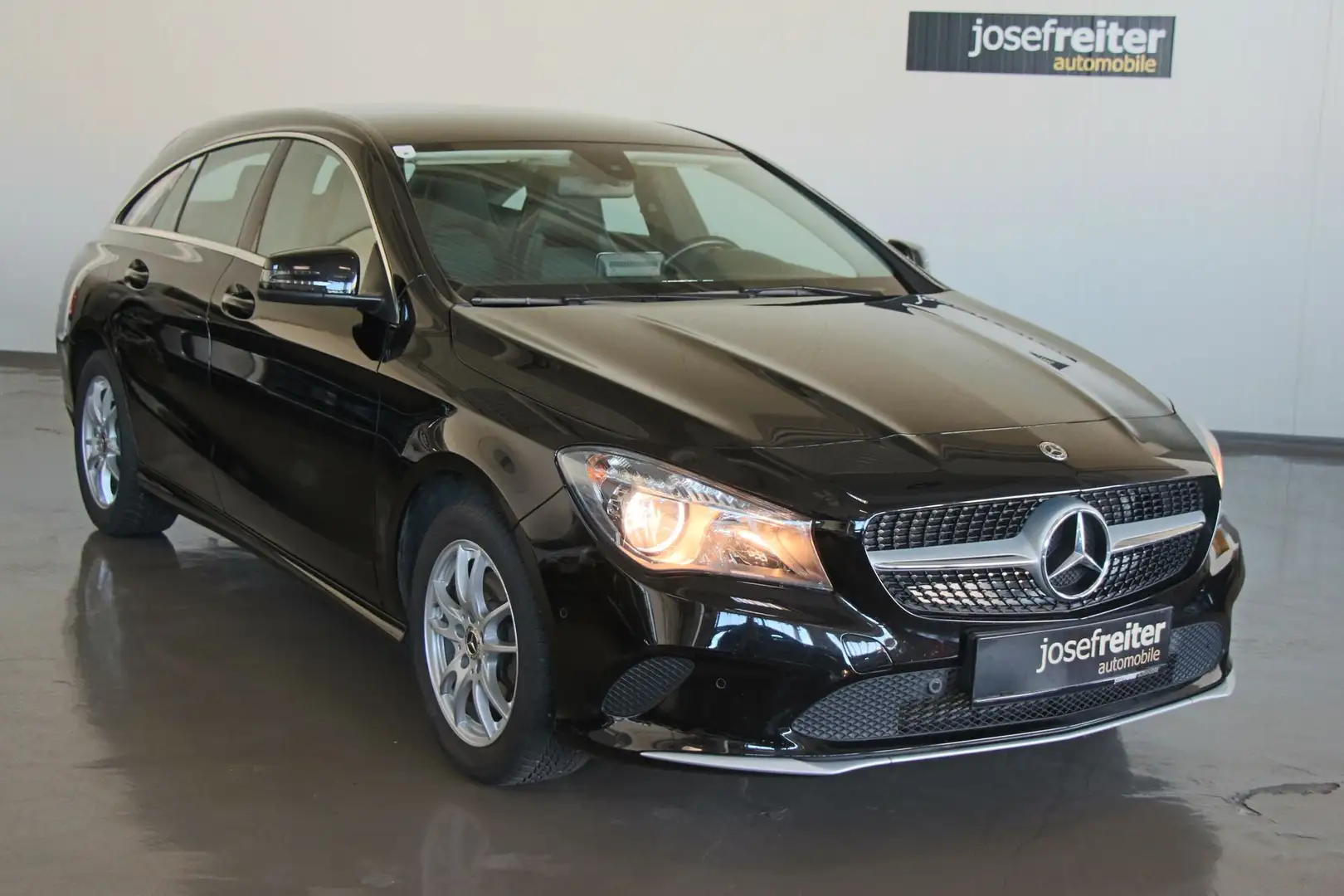 Mercedes-Benz CLA 180 d Shooting Brake Schwarz - 1