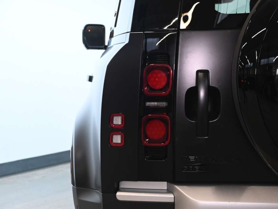 2024 Land Rover Defender 110 P400 /AIR SUSPENSION/COLD CLIMATE PACK thumb 31