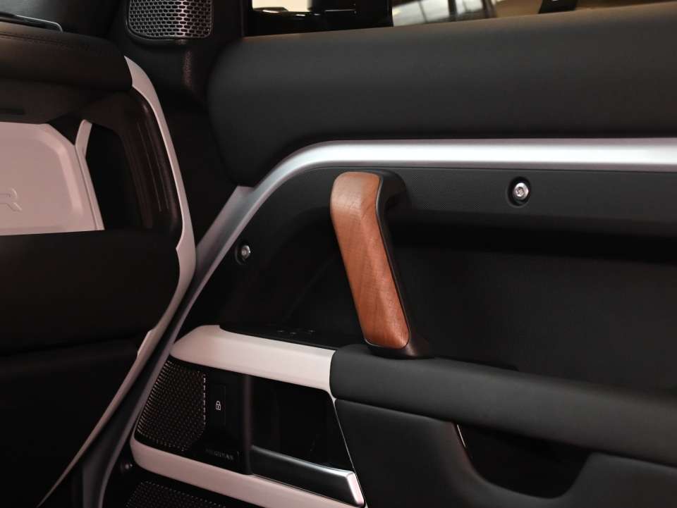 2024 Land Rover Defender 110 P400 /AIR SUSPENSION/COLD CLIMATE PACK thumb 28