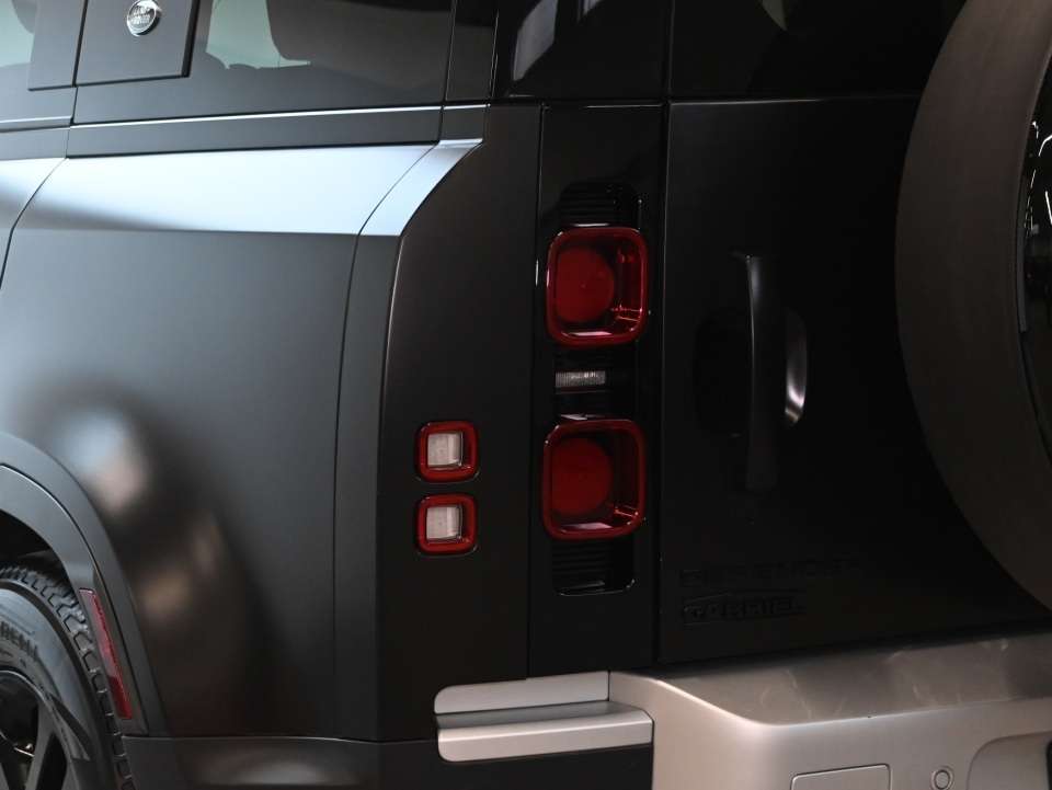2024 Land Rover Defender 110 P400 /AIR SUSPENSION/COLD CLIMATE PACK thumb 30