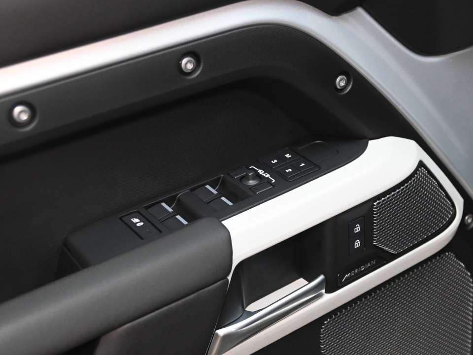 2024 Land Rover Defender 110 P400 /AIR SUSPENSION/COLD CLIMATE PACK thumb 10