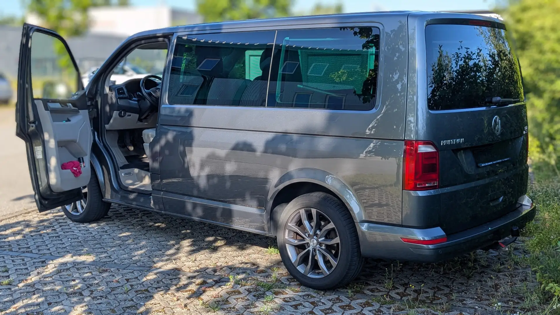 Volkswagen T6 Multivan Comfortline Kurz NAVI Standhzg Bett-Liege-Funktion Grau - 2