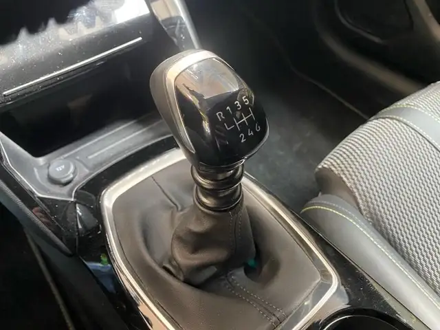 Peugeot 208 view 11