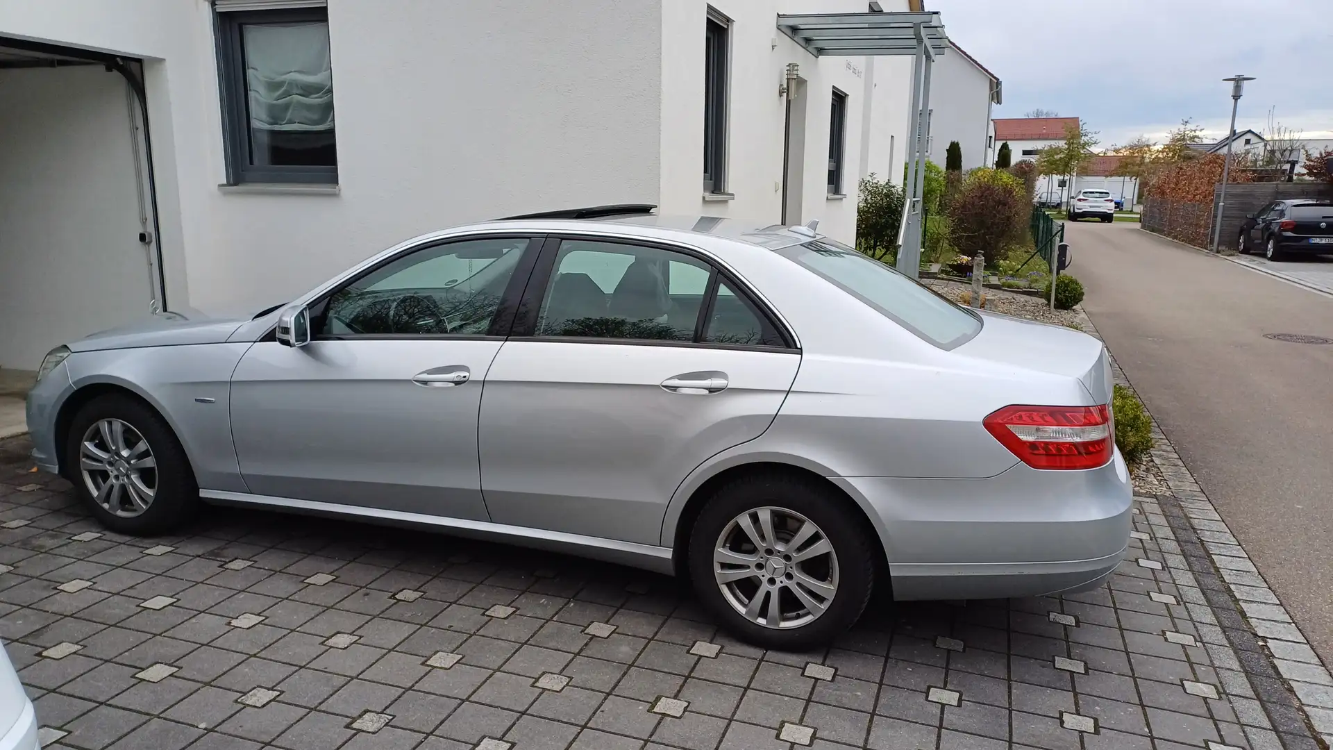 Mercedes-Benz E 220 E 220 CDI DPF BlueEFFICIENCY Automatik Silber - 1