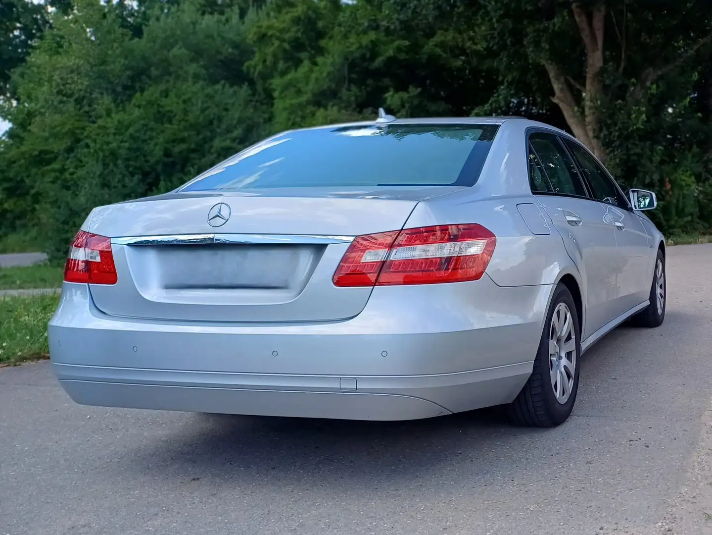 Mercedes-Benz E 220 E 220 CDI DPF BlueEFFICIENCY Automatik Silber - 2