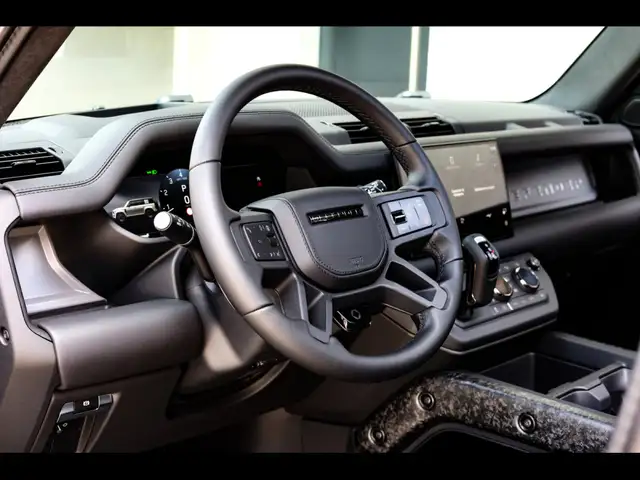 Land Rover Defender 110 view 8