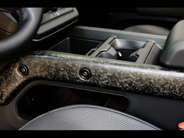 Land Rover Defender 110 view 11