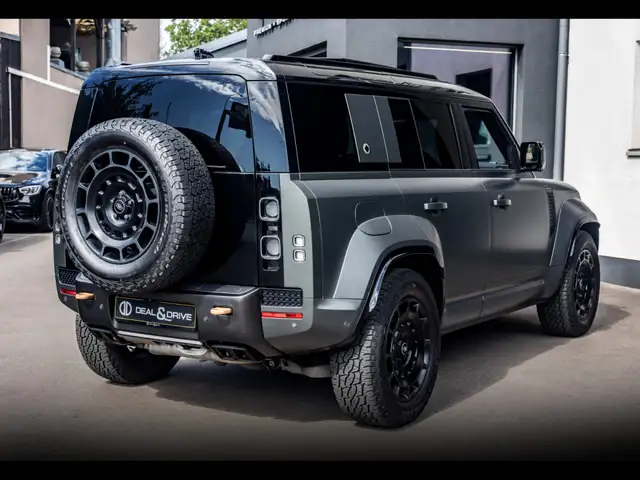Land Rover Defender 110 view 7