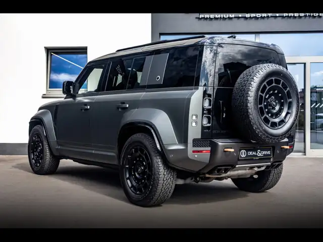 Land Rover Defender 110 view 3