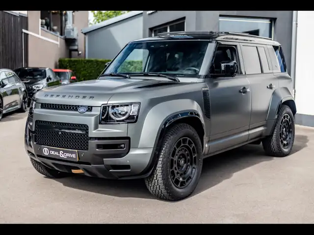 Land Rover Defender 110 view 6