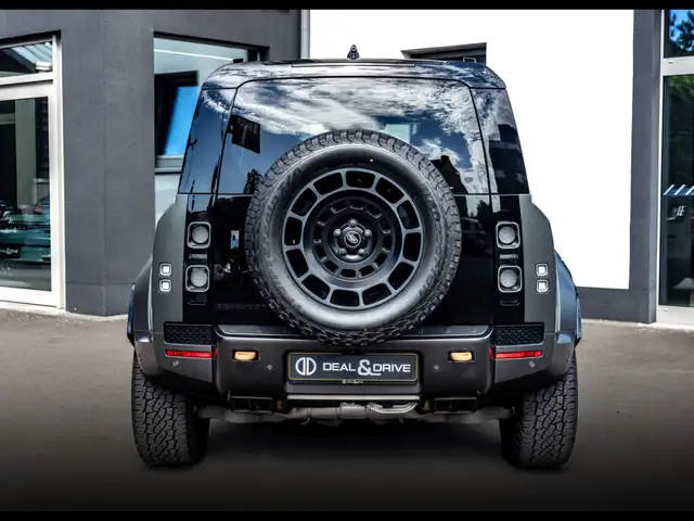 Land Rover Defender 110 view 4