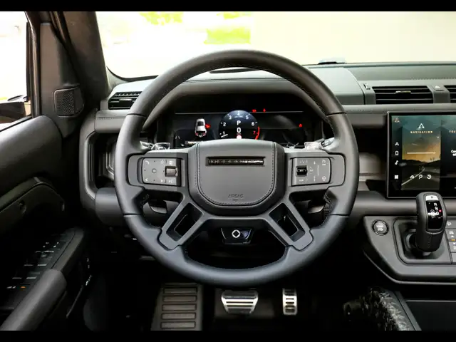 Land Rover Defender 110 view 10