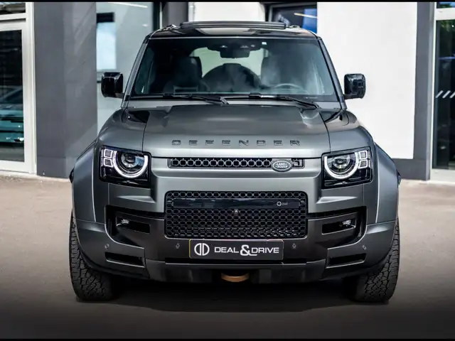 Land Rover Defender 110 view 5