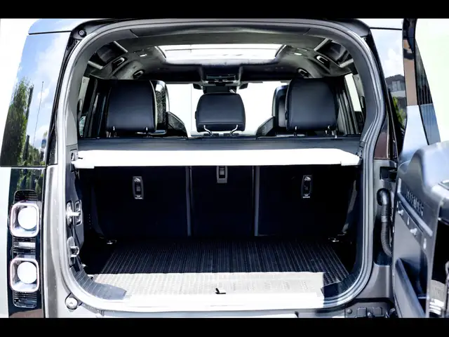 Land Rover Defender 110 view 14