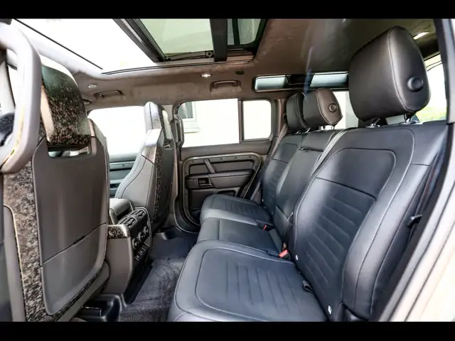 Land Rover Defender 110 view 13