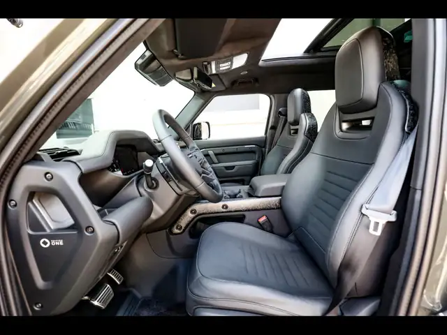 Land Rover Defender 110 view 9