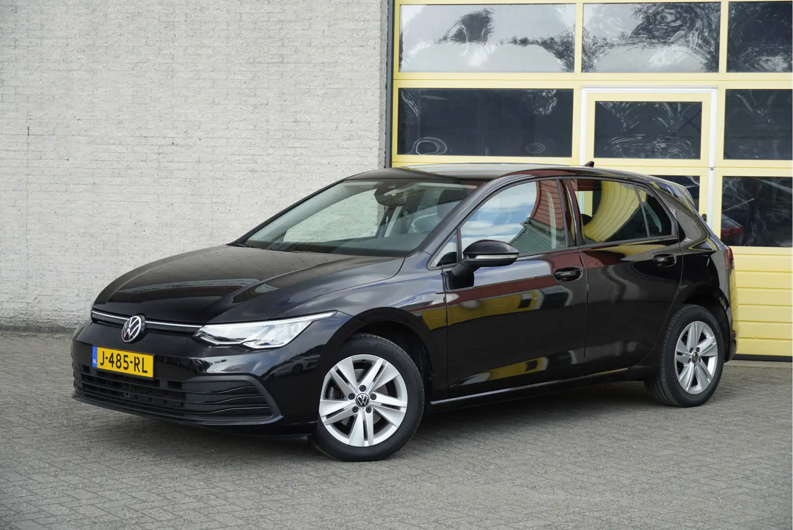 Volkswagen Golf 1.5 TSI 131PK! Life BJ2020 Lmv 16" | Led | Pdc | N Zwart - 2