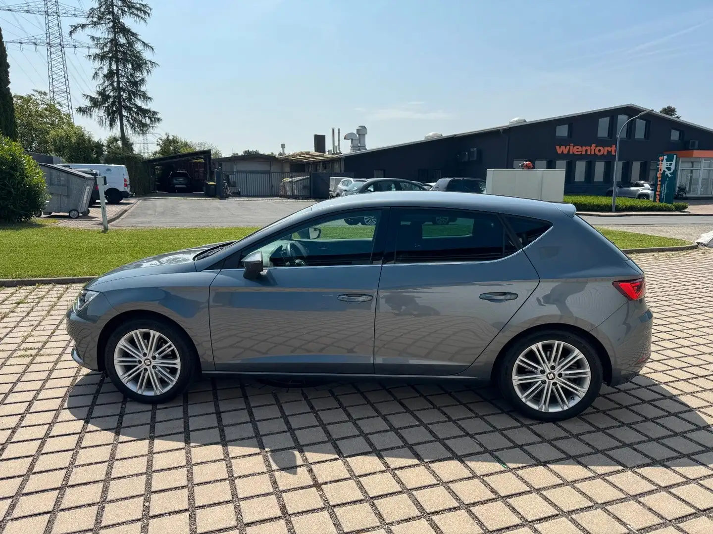 SEAT Leon Xcellence *R-KAMERA*LED*APPLE CARPLAY* Grau - 2