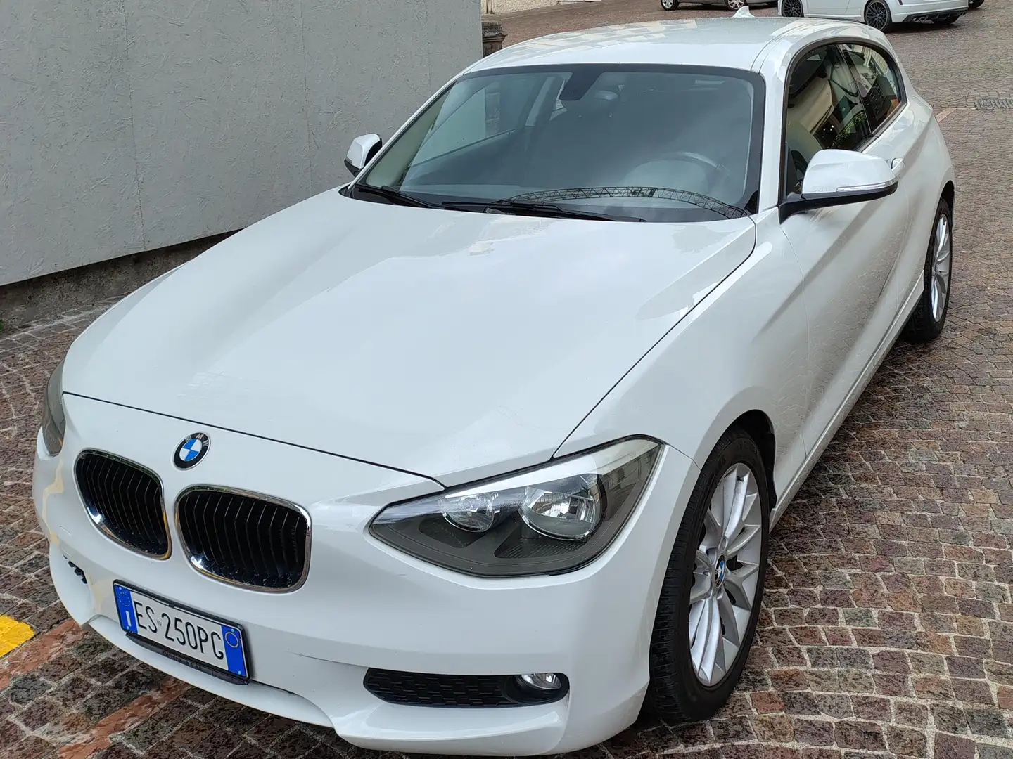 BMW 116 Serie 1 F/20-21 2011 116d 3p Unique Bianco - 2