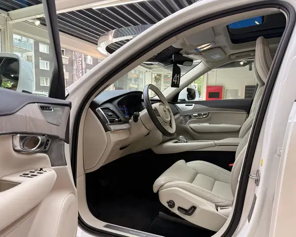 Volvo XC90 view 9