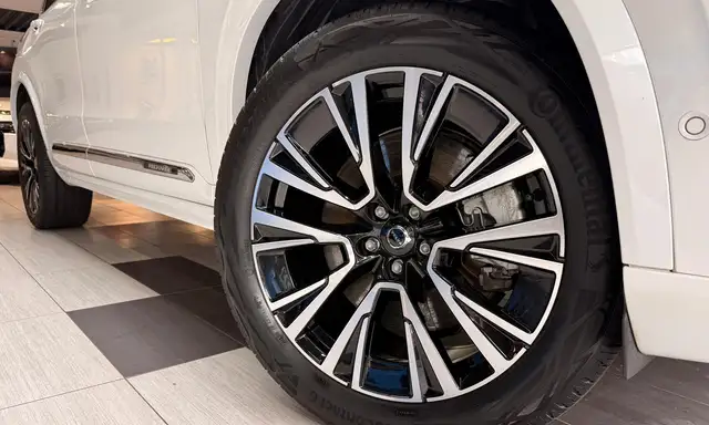 Volvo XC90 view 5