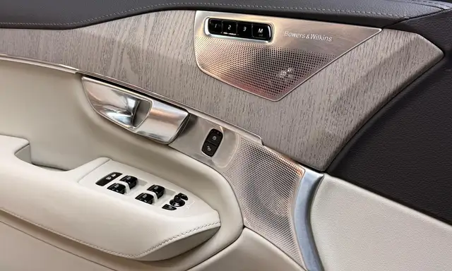 Volvo XC90 view 12