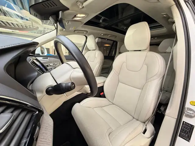 Volvo XC90 view 11