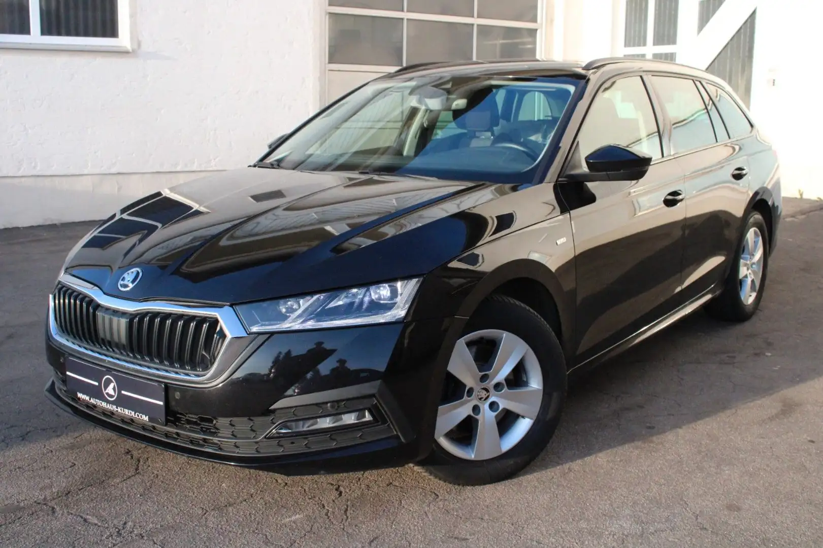 Skoda Octavia Tour 4x4 ACC KEYGO AMBIENTE CARPLAY LED Schwarz - 1