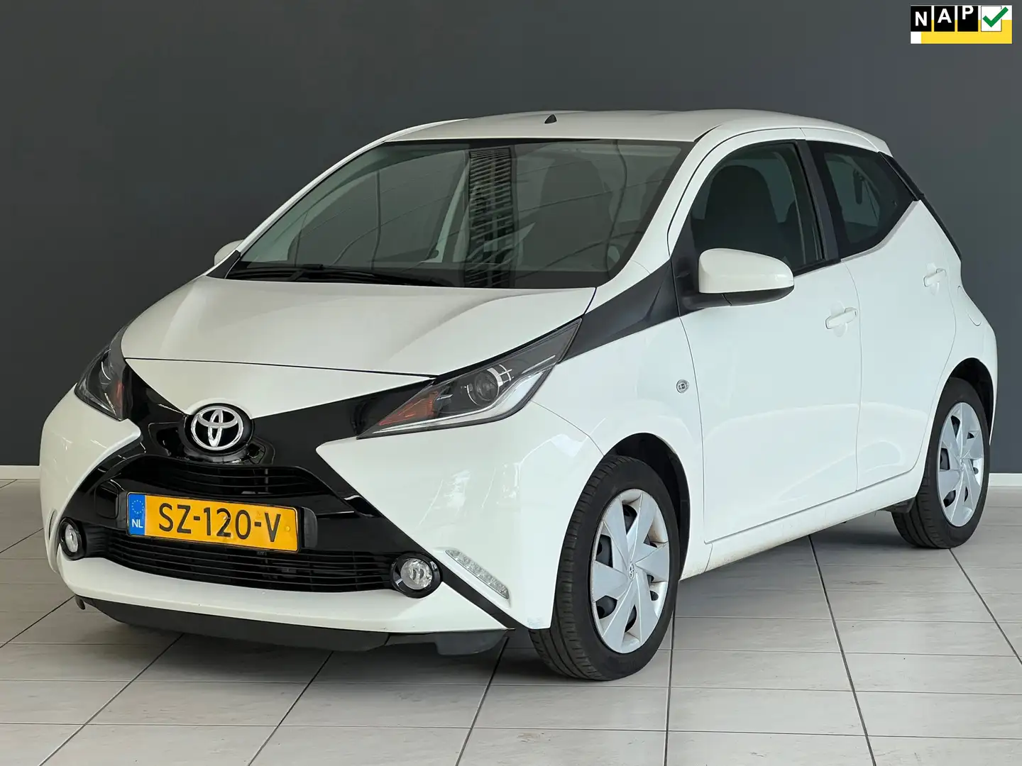 Toyota Aygo 1.0 VVT-i x-nav NL AUTO Wit - 1