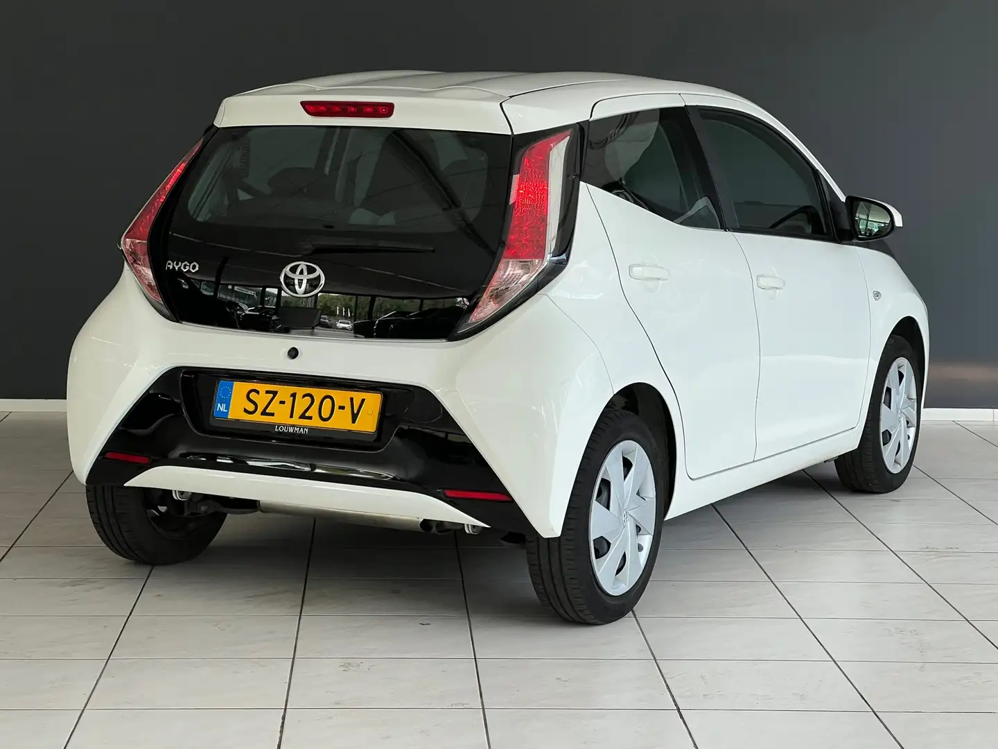 Toyota Aygo 1.0 VVT-i x-nav NL AUTO Wit - 2