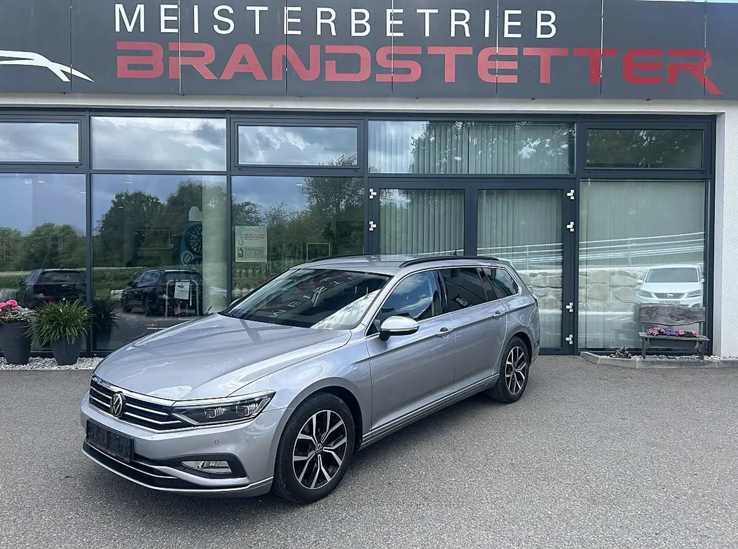 Volkswagen Passat Variant Business 2,0 SCR TDI DSG Silber - 1