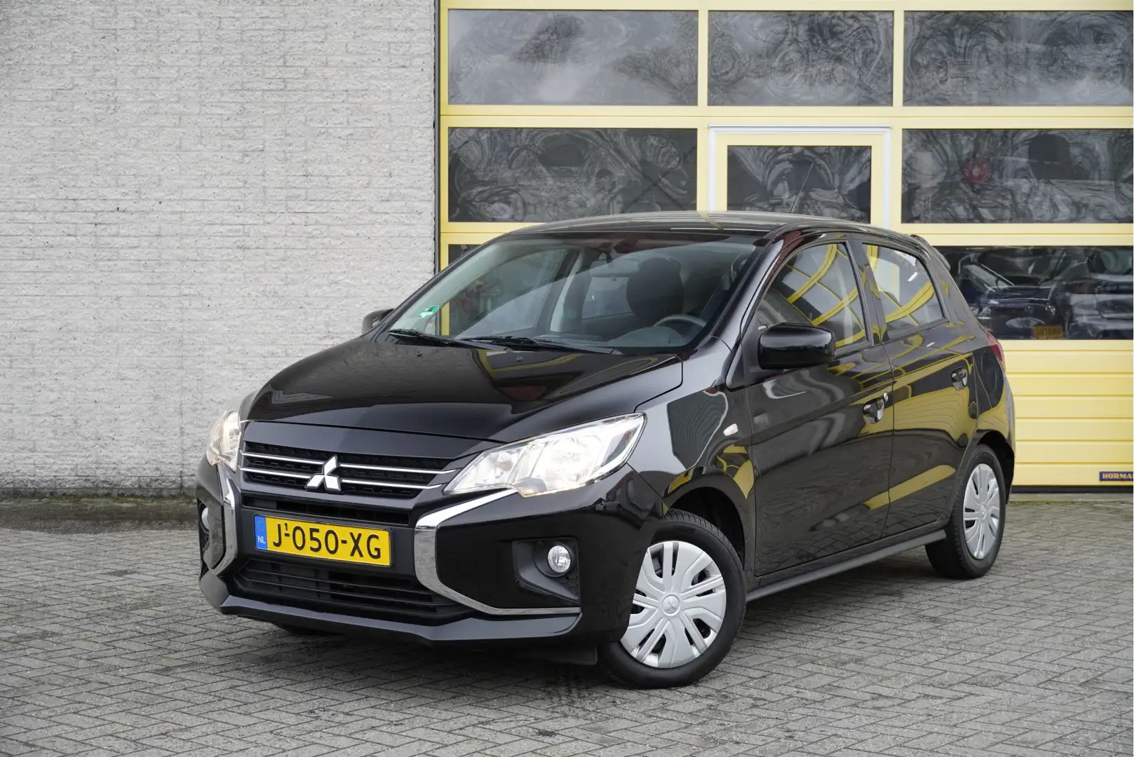 Mitsubishi Space Star 1.0 5drs Cool+ BJ2020 Audio installatie | Airco | Zwart - 1