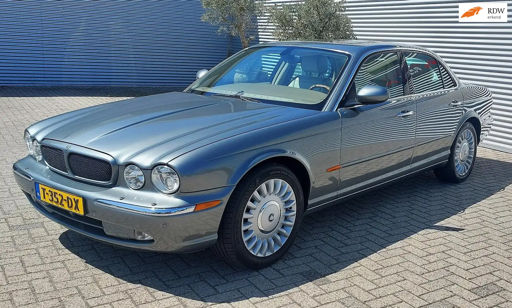 Jaguar XJ 4.2 V8 Super Supercharged Youngtimer in nieuwstaat Gris - 1
