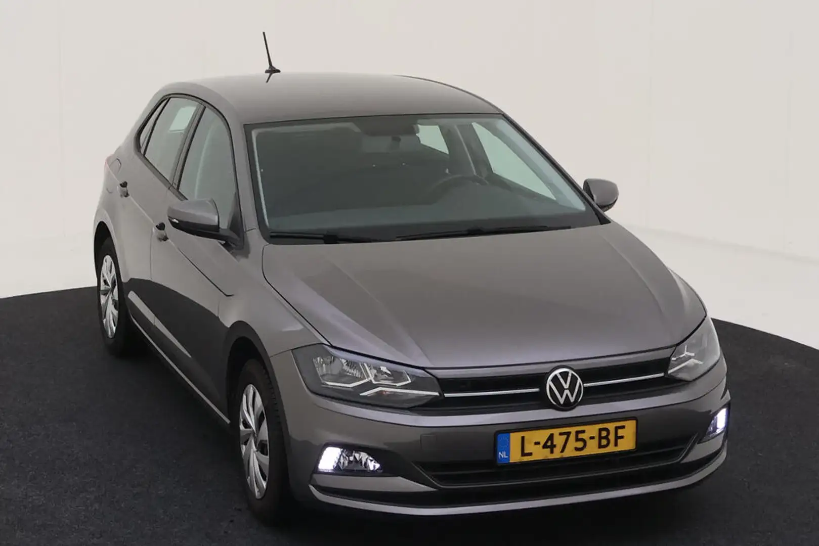 Volkswagen Polo 1.0 TSI 95pk DSG Comfortline Navigatie Airco Grijs - 2