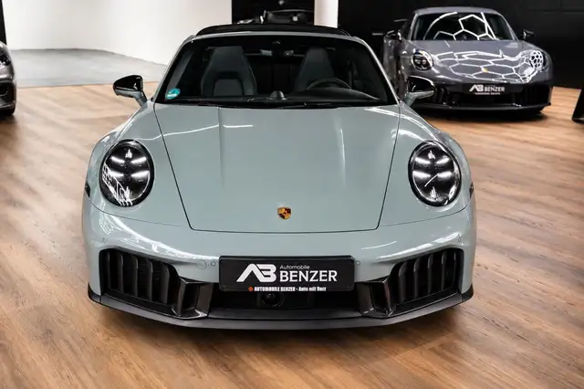 Porsche 911 view 6