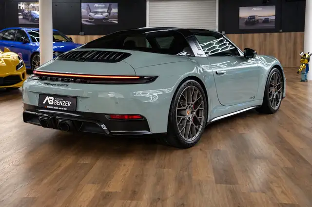 Porsche 911 view 12