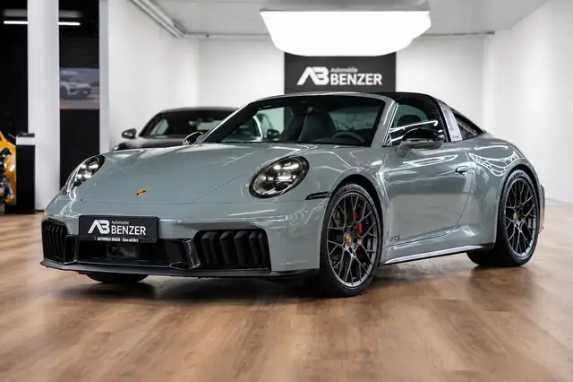 Porsche 911 view 3