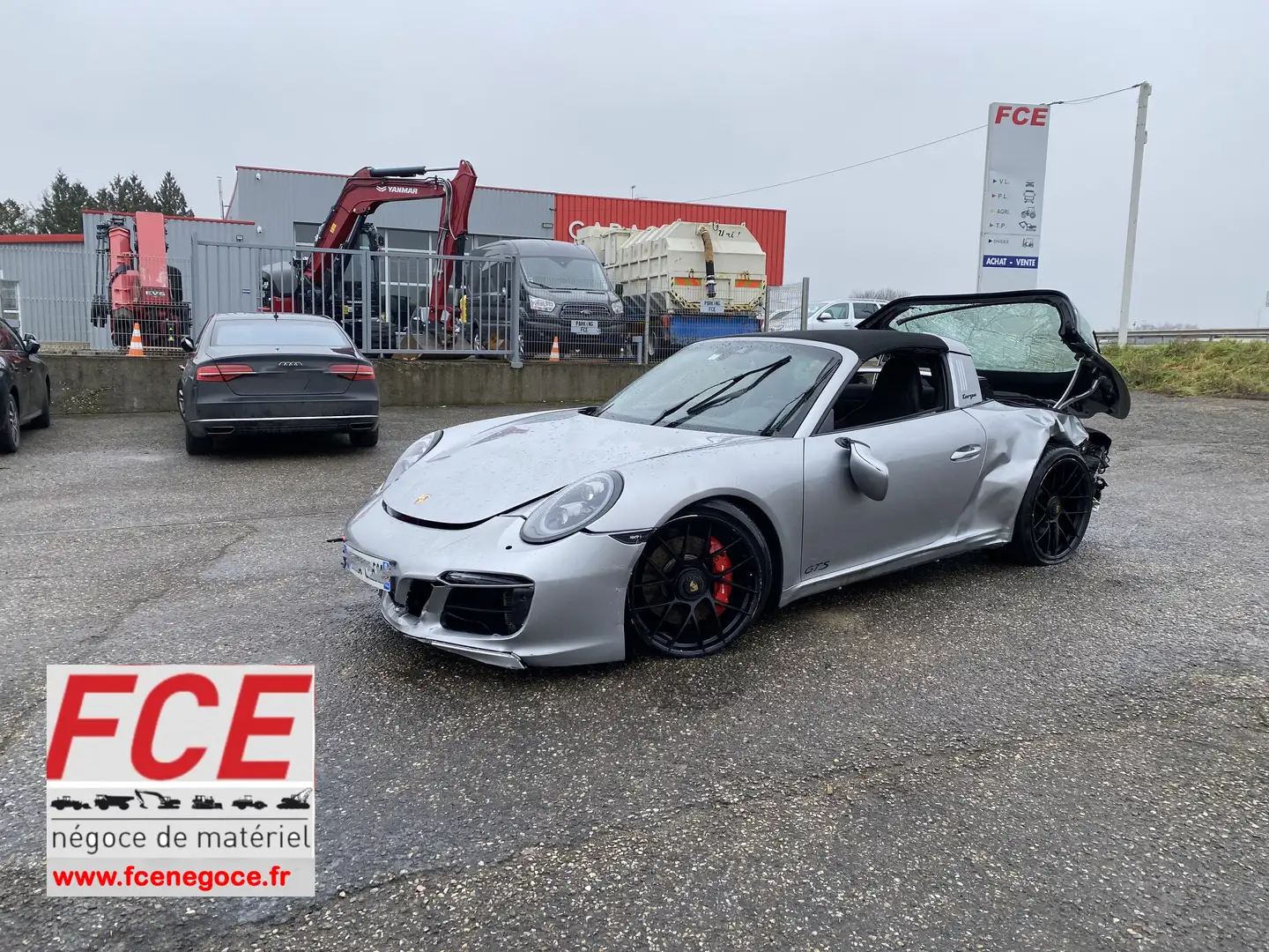 Porsche 911 911/991 TARGA 3.0GTS 450 endommagée Silber - 1