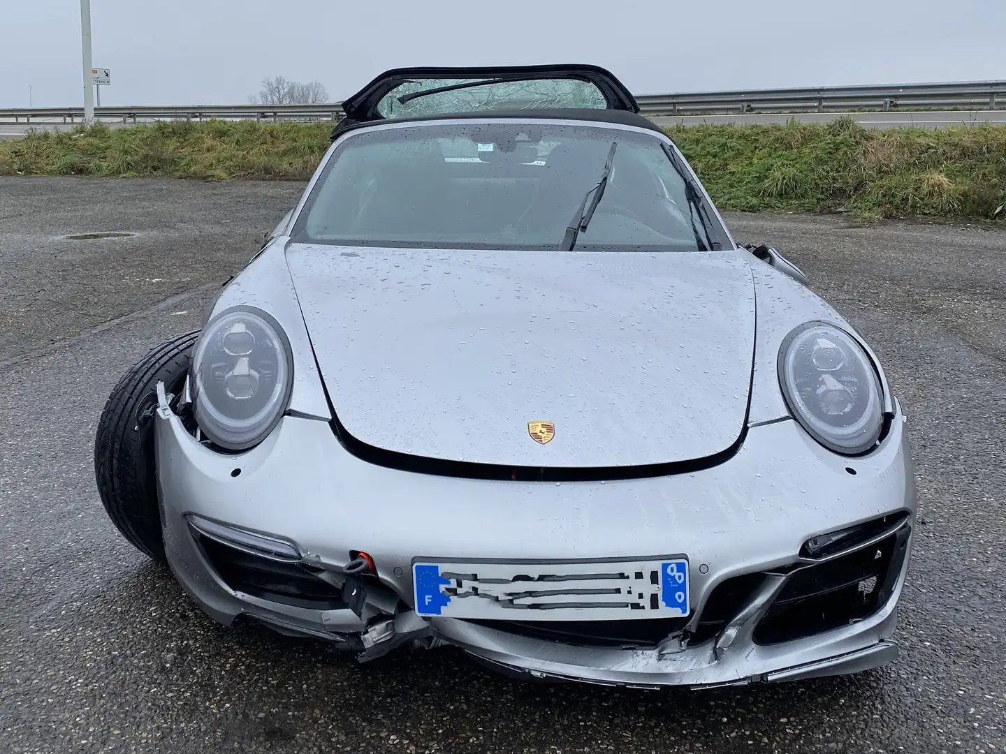 Porsche 911 911/991 TARGA 3.0GTS 450 endommagée Silber - 2