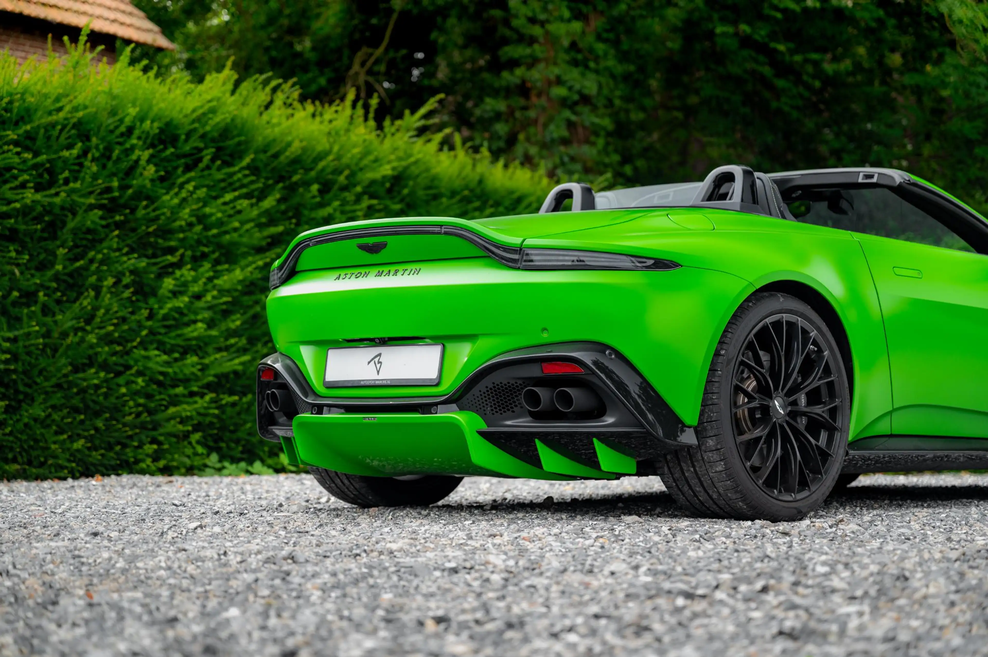 Aston Martin Vantage Roadster 4.0 V8 510pk | Kermit Green — photo 29