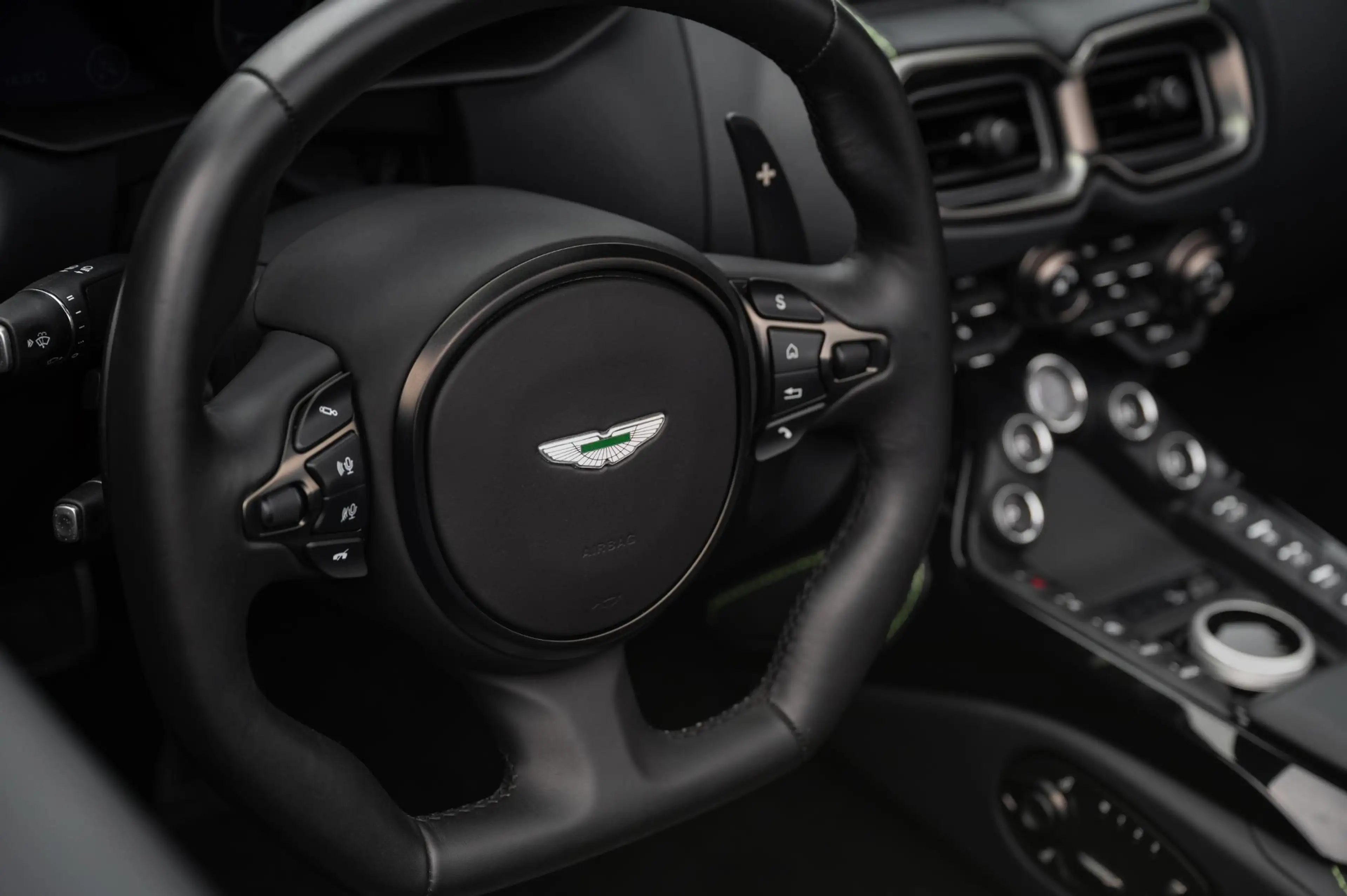 Aston Martin Vantage Roadster 4.0 V8 510pk | Kermit Green — photo 12