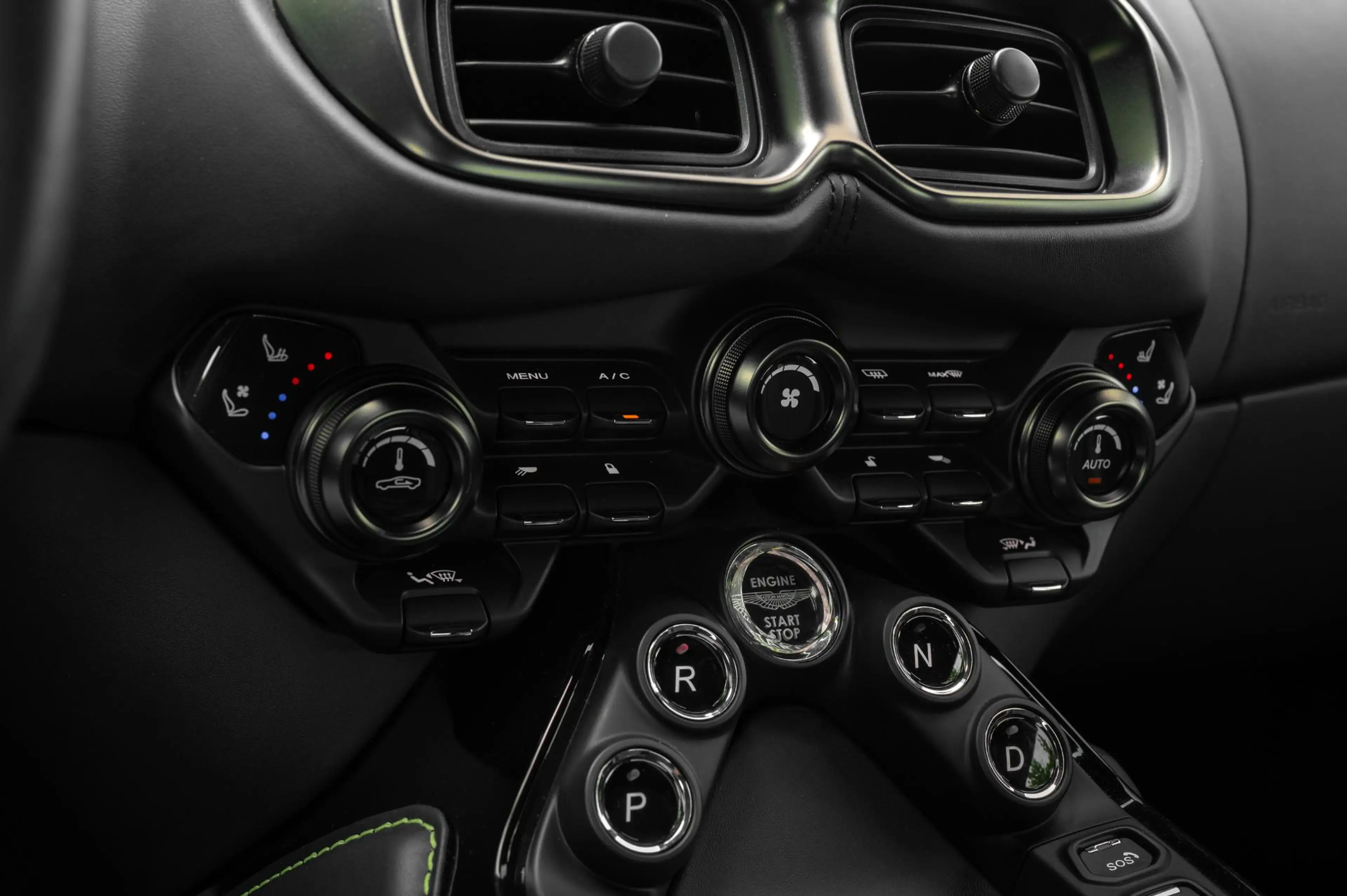 Aston Martin Vantage Roadster 4.0 V8 510pk | Kermit Green — photo 15