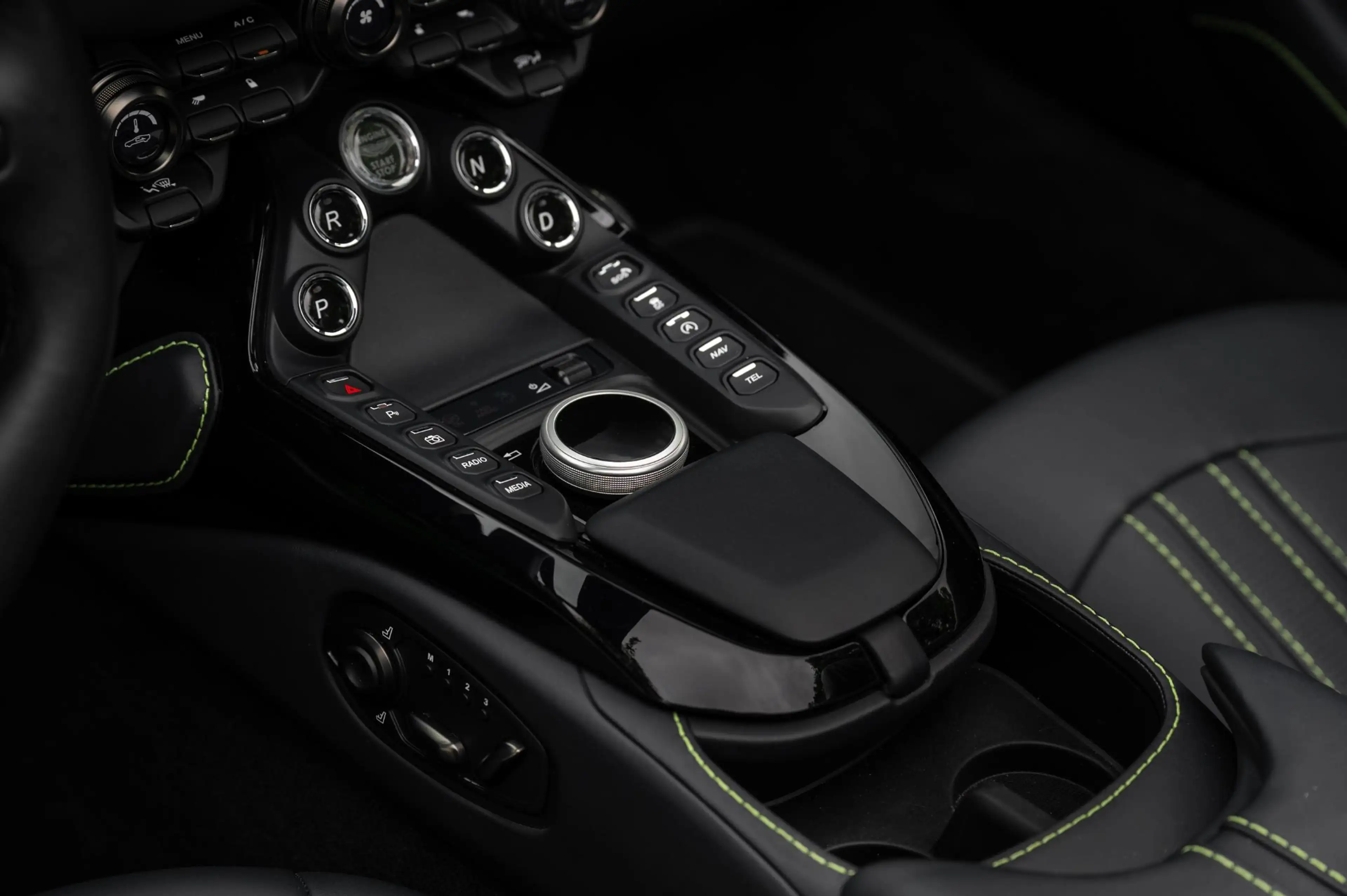 Aston Martin Vantage Roadster 4.0 V8 510pk | Kermit Green — photo 17