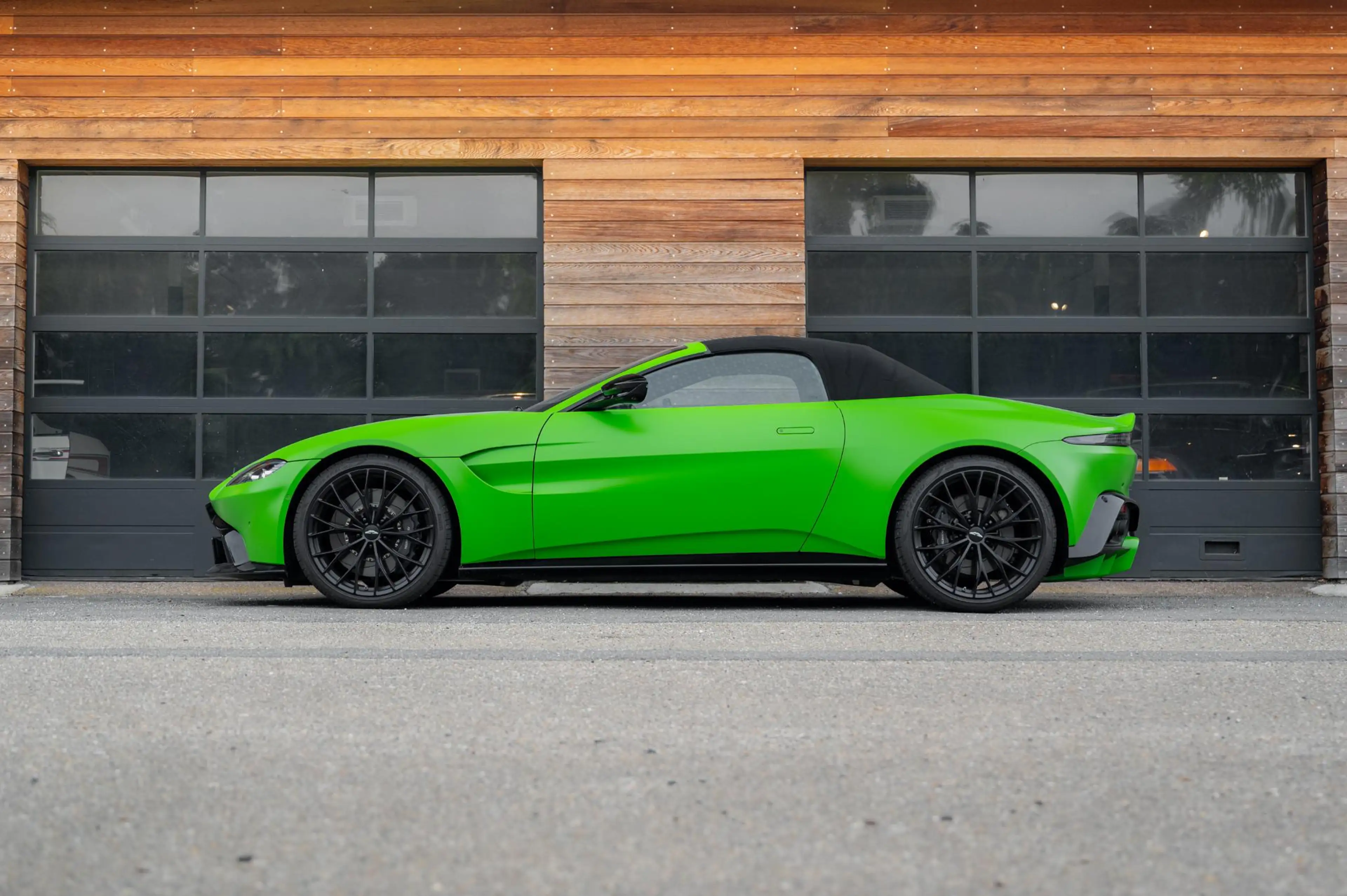 Aston Martin Vantage Roadster 4.0 V8 510pk | Kermit Green — photo 3